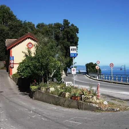 La Prima Torre Charme - Garden And Shared Pool *